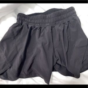 black TRACK THAT lululemon shorts 5in